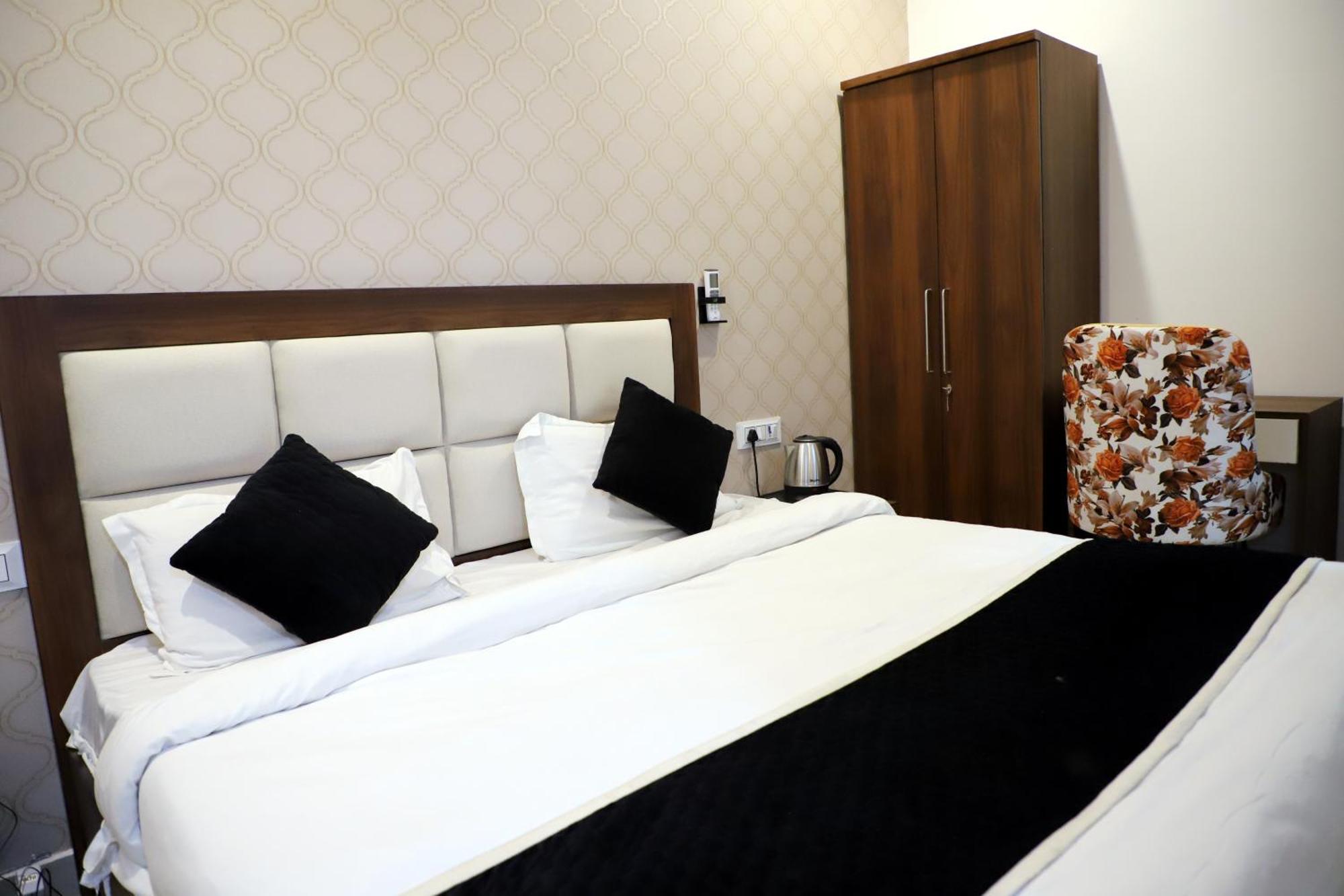 Royal Park Inn Greater Noida Exterior photo
